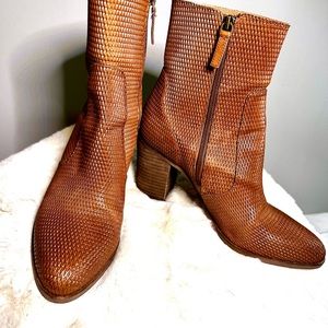 Hinge textured leather heeled boot